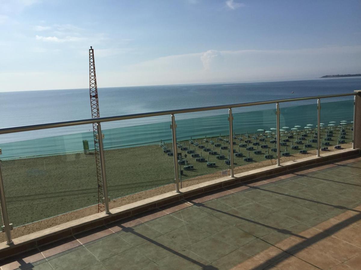 Briz Beach Apartments - Section B Pantai Sunny Luaran gambar